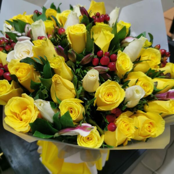 Alana-Mixed White and Yellow Roses with Berry Flowers Bouquet-Aurelia