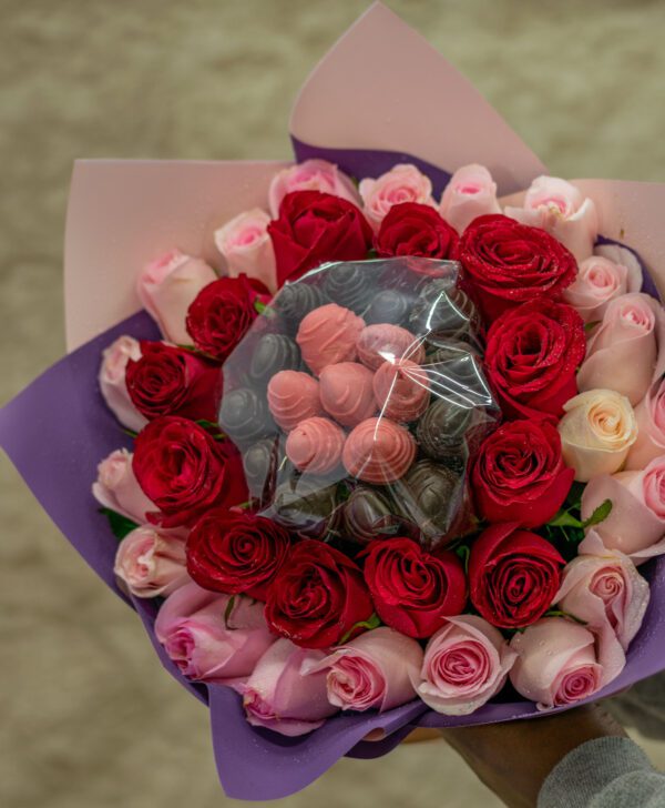 Strawberries Dipped in Chocolate and Roses Flower Bouquet and Frontera Wine ( Cabernet Sauvignon)
