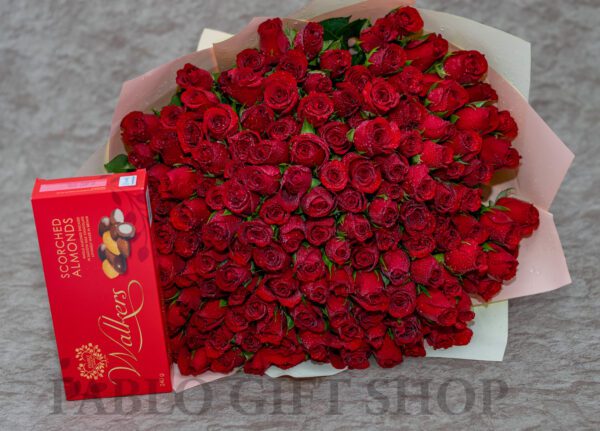 100 Rose Flowers Stems Bouquet and Walkers Chocolate Gift Hamper
